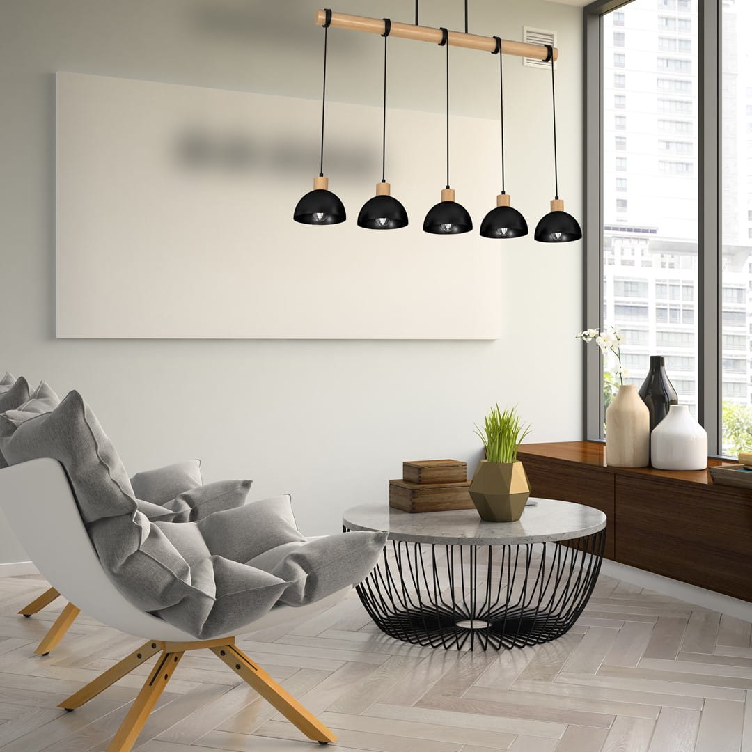 Lampa wisząca Erik 5-punktowa w kolorze czarnym z naturalnym drewnianym mocowaniem. Posiada pięć okrągłych kloszy, zawieszonych na czarnych przewodach. Umieszczona nad nowoczesnym stołem w jasnym wnętrzu z dużymi oknami.