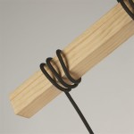 Lampa wisząca Woody 6-punktowa z jasnego drewna, z czarnym przewodem oplatającym drewniany element. Widoczny detal z bliska, pokazujący fakturę drewna i sposób mocowania kabla. Tło neutralne.