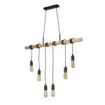 Lampa wisząca Woody 6-punktowa z jasnego drewna, z czarnymi detalami. Posiada prostą konstrukcję z drewnianego elementu, z którego zwisają sześć szklanych kloszy. Ujęcie z przodu, lampa wisi na cienkim przewodzie.