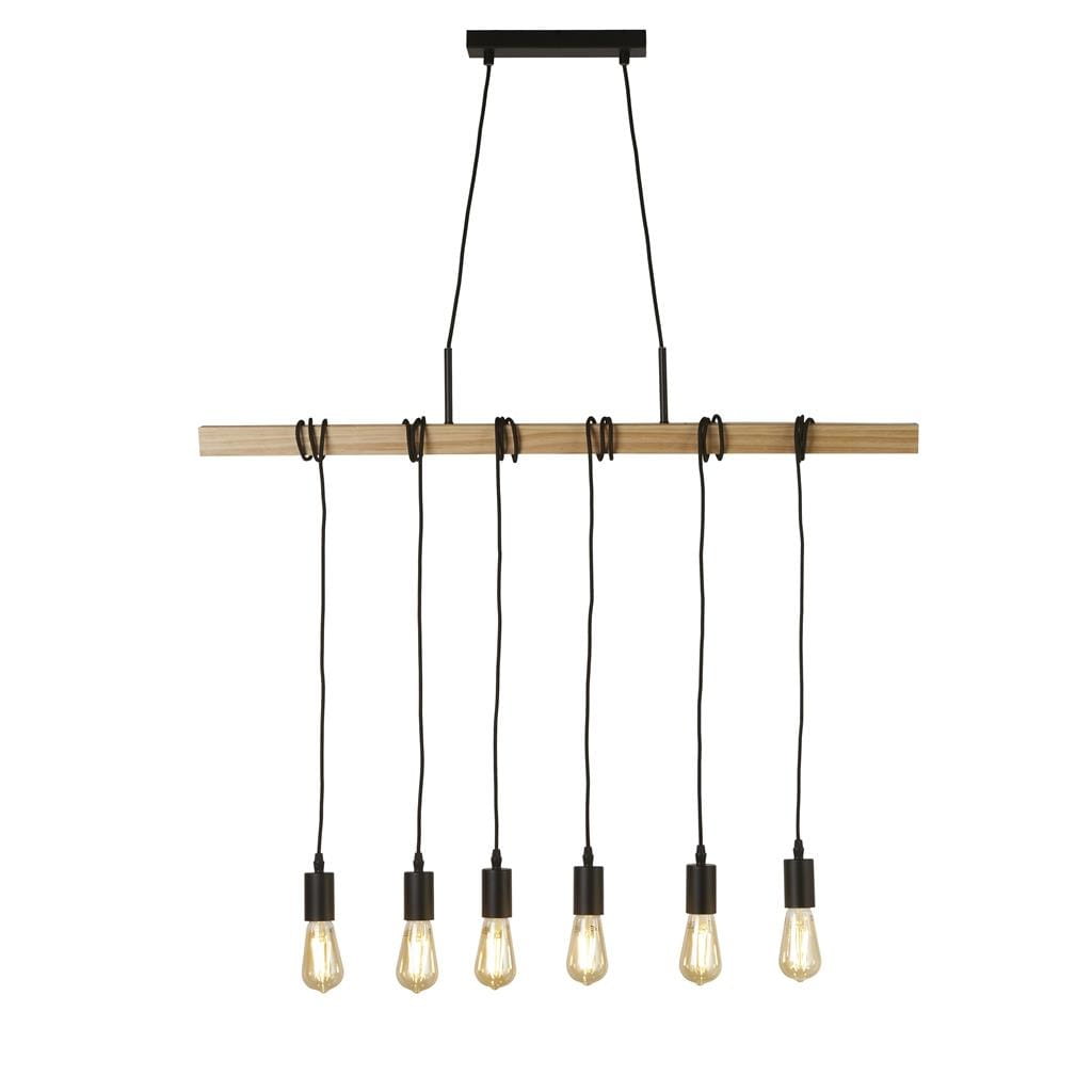 Lampa wisząca Woody 6-punktowa w jasnym drewnie z czarnymi elementami. Składa się z drewnianego wspornika z sześcioma zwisającymi oprawkami na czarnych kablach. Kąt ujęcia frontalny, prezentujący całość lampy.