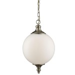 Lampa wisząca Vulcan 1-punktowa w kolorze antycznego mosiądzu z mlecznym okrągłym kloszem. Produkt zawieszony na łańcuszku, z dekoracyjnym elementem u dołu. Stylowa, elegancka forma, idealna do wnętrz.