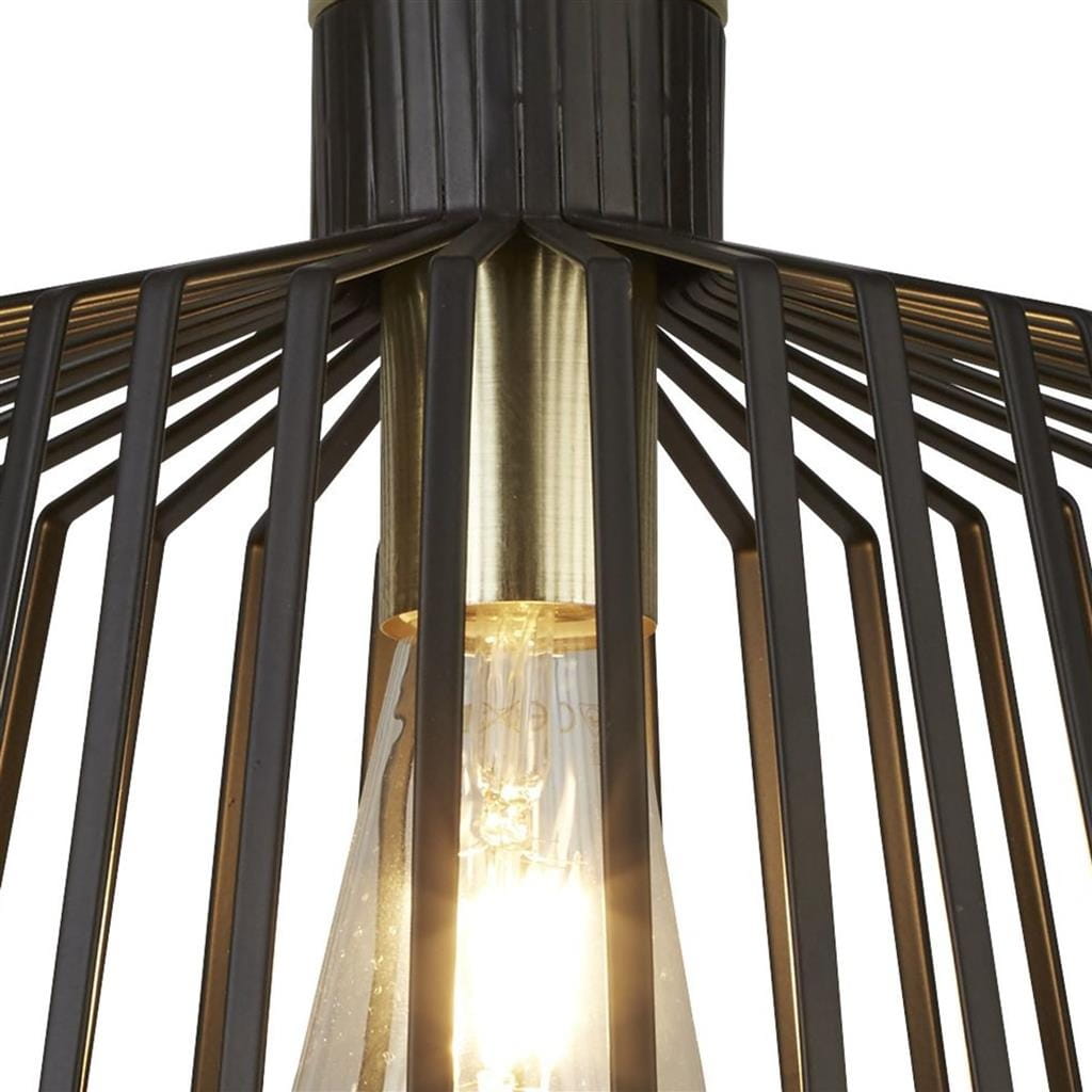 Czarna lampa wisząca Bird Cage 1-punktowa, z metalową klatką w geometrycznym kształcie, z widoczną żarówką w szklanym kloszu. Ujęcie z bliska, podkreślające detale konstrukcji oraz połączenie materiałów metalowych i szklanych.