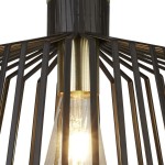Czarna lampa wisząca Bird Cage 1-punktowa, z metalową klatką w geometrycznym kształcie, z widoczną żarówką w szklanym kloszu. Ujęcie z bliska, podkreślające detale konstrukcji oraz połączenie materiałów metalowych i szklanych.