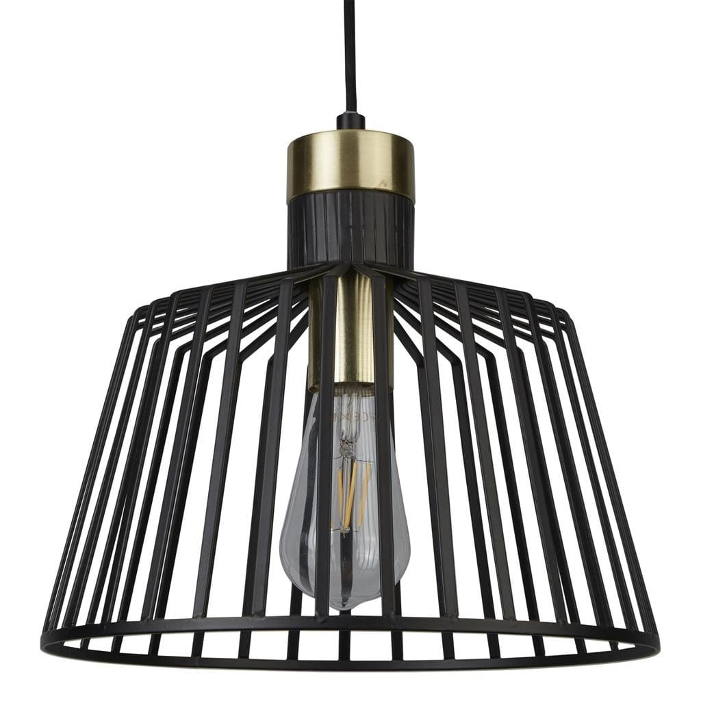 Czarna lampa wisząca Bird Cage z metalowym kloszem w formie kratki, z widoczną żarówką w środku. U góry złoty element mocujący. Ujęcie frontalne, pokazujące detal konstrukcji i kształt lampy.