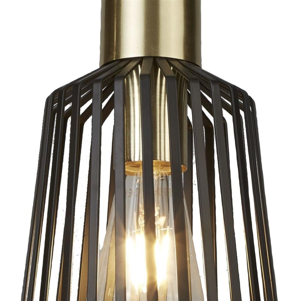 Lampa wisząca Bird Cage 1-punktowa w kolorze czarnym z metalową, złotą podstawą. Posiada charakterystyczną, siatkową konstrukcję osłony, która odsłania żarówkę, emitując ciepłe światło. Ujęcie z bliska, ukazujące detale i fakturę materiału.