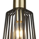 Lampa wisząca Bird Cage 1-punktowa w kolorze czarnym z metalową, złotą podstawą. Posiada charakterystyczną, siatkową konstrukcję osłony, która odsłania żarówkę, emitując ciepłe światło. Ujęcie z bliska, ukazujące detale i fakturę materiału.