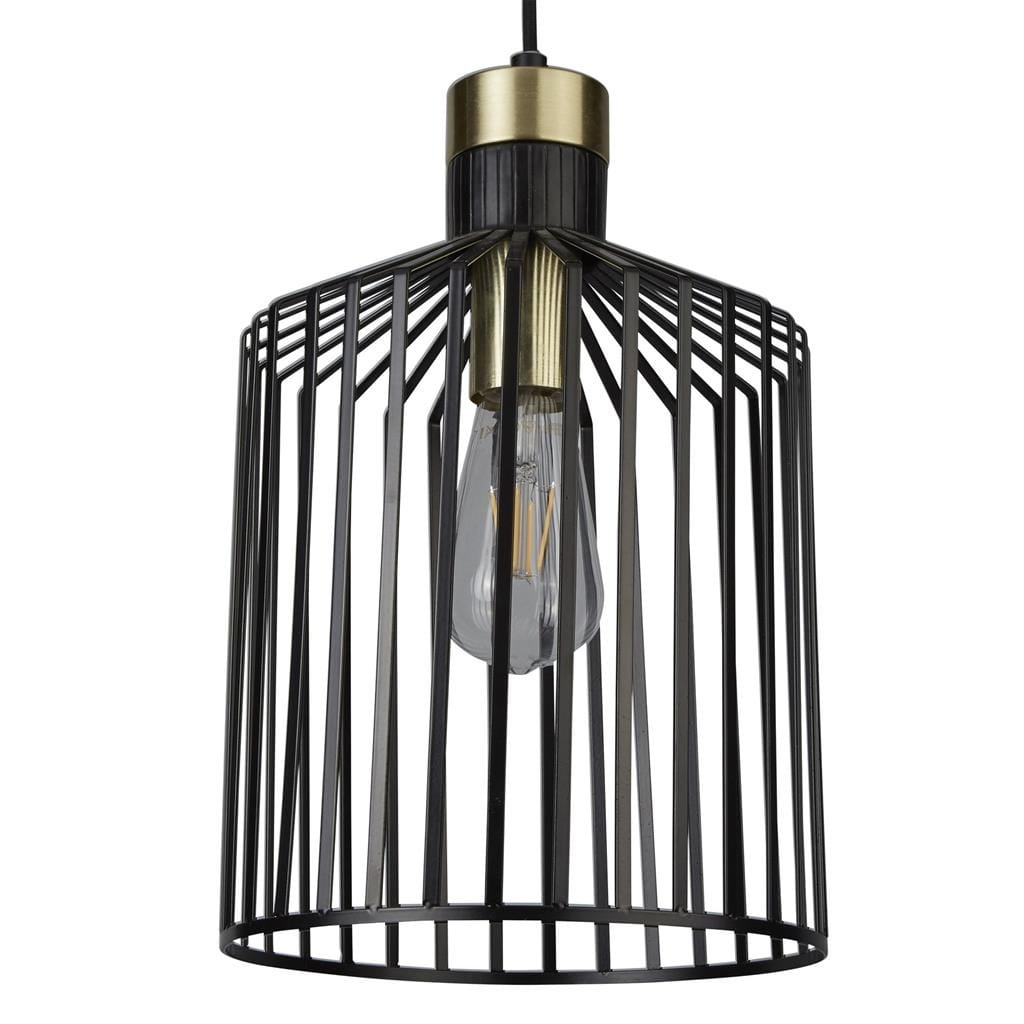 Lampa wisząca Bird Cage w kolorze czarnym, 1-punktowa. Metalowa, z otwartą konstrukcją w formie klatki, z widoczną żarówką i złotym uchwytem. Zawieszona na czarnym kablu, idealna do nowoczesnych wnętrz.