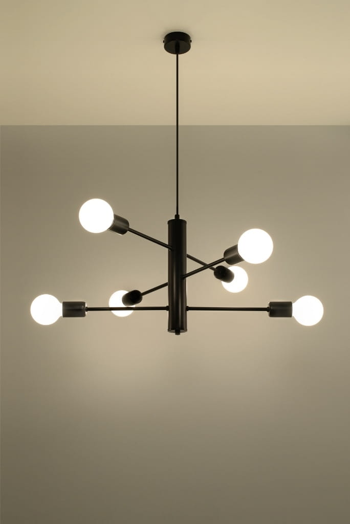Lampa wisząca Duomo 6-punktowa, czarna, z sześcioma białymi kulistymi żarówkami umieszczonymi na ramionach rozchodzących się w różnych kierunkach. Ujęcie z góry, z zawieszeniem na długim kablu. Tło jednolite, jasne.