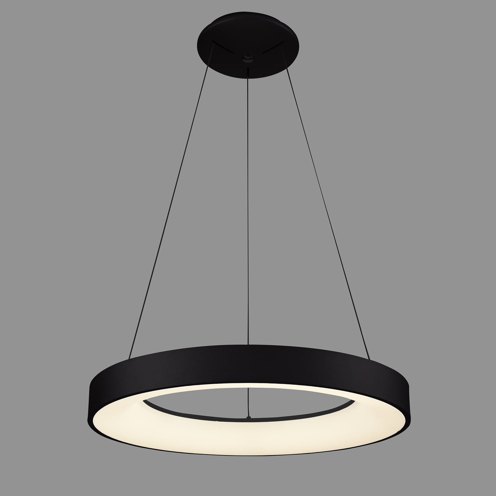 Czarna lampa wisząca Giulia D48 LED 4000K, 1-punktowa, z okrągłym, matowym kloszem oraz białym wnętrzem. Wisi na cienkich linkach, montowana sufitowo. Prosty, nowoczesny design, idealna do oświetlenia wnętrz.