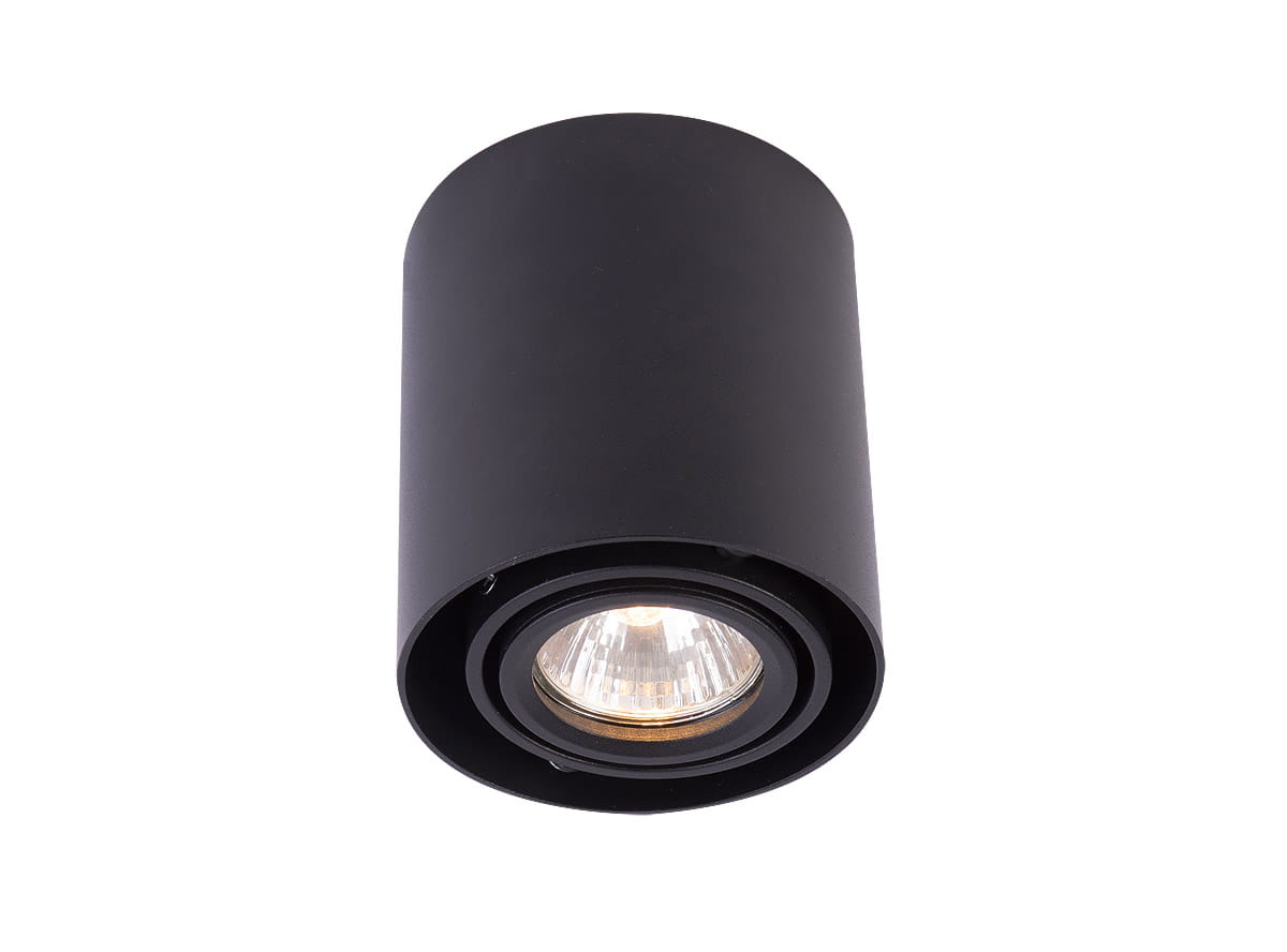 Czarna lampa sufitowa w kształcie tuby, okrągła, zamontowana na suficie. Widoczna żarówka z przezroczystym kloszem, skierowana w dół. Prosty, matowy design bez dodatkowych zdobień, idealna do oświetlenia wnętrz.