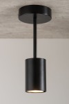 Czarna lampa sufitowa 1-punktowa Luis, wykonana z metalu, z cylindrycznym kloszem zawieszonym na prostym wsporniku. Ujęcie z dołu, ukazujące źródło światła. Tło jasne, minimalistyczne.