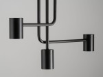 Czarna lampa sufitowa 3-punktowa Luis, z metalowymi kloszami w kształcie cylindrów. Ujęcie z boku, ukazujące geometryczną konstrukcję i minimalistyczny design. Idealna do nowoczesnych wnętrz.