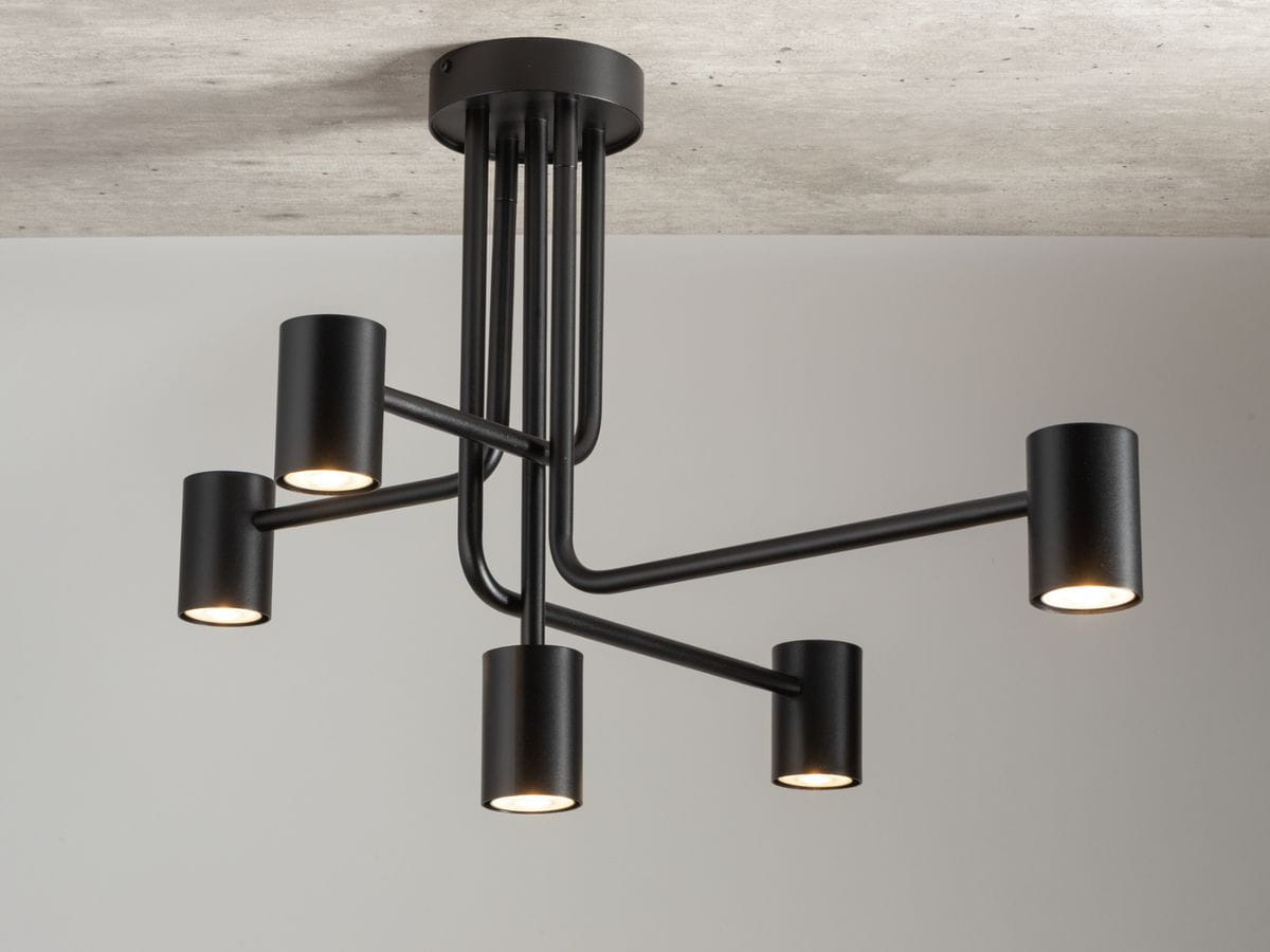 Czarna lampa sufitowa Luis z pięcioma punktami świetlnymi, wykonana z metalu. Produkty umieszczone są na długich, prostych ramionach w układzie symetrycznym. Kąt ujęcia: z dołu, na jednolitym tle.