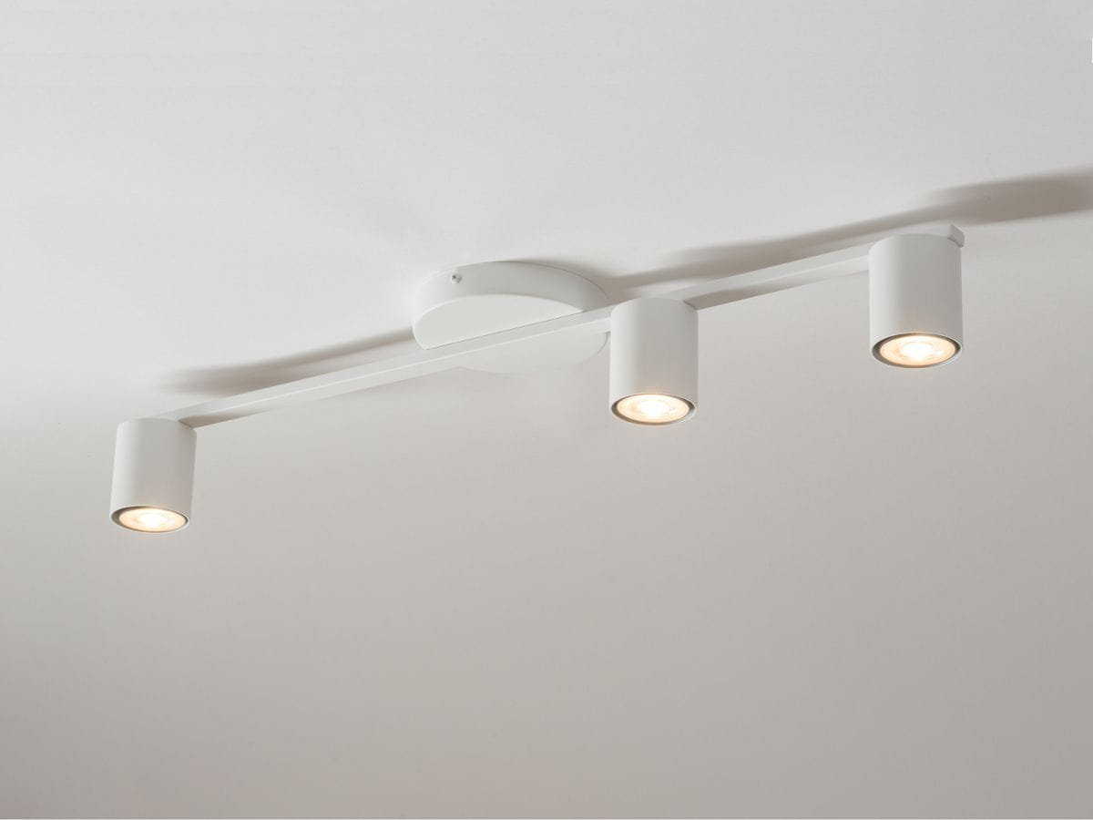Biała lampa sufitowa 3-punktowa Sky z okrągłymi kloszami, zamontowana na płaskim stelażu. Klosze skierowane w dół, tworzą minimalistyczny design, idealny do nowoczesnych wnętrz. W tle widoczny gładki sufit.