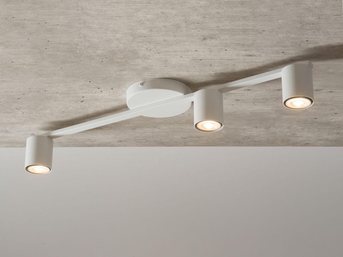 Lampa sufitowa Sky 3-punktowa w białym kolorze, montowana na suficie. Posiada trzy cylindryczne klosze, które są ustawione na prostokątnej podstawie. Klosze skierowane są w różne strony, co umożliwia regulację kierunku światła.