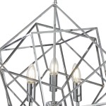 Lampa wisząca Cube 3-punktowa w kolorze chromu, z geometryczną konstrukcją. Widoczne trzy źródła światła w kształcie łezki, umieszczone w metalowych uchwytach. Kąt ujęcia zbliżony na detale lampy, z wyraźnym połyskiem materiału.