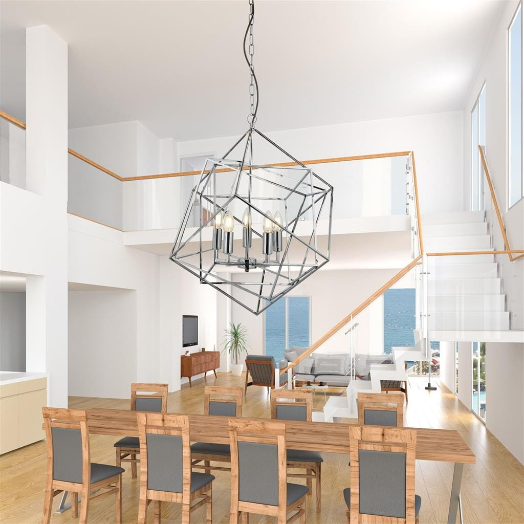 Lampa wisząca Cube 5-punktowa w kolorze chromu, w kształcie geometrycznym, z widocznymi żarówkami. Zawieszona na łańcuchu w jasnym wnętrzu, nad drewnianym stołem z krzesłami. Tło z dużymi oknami i widokiem na morze.
