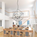 Lampa wisząca Cube 5-punktowa w kolorze chromu, w kształcie geometrycznym, z widocznymi żarówkami. Zawieszona na łańcuchu w jasnym wnętrzu, nad drewnianym stołem z krzesłami. Tło z dużymi oknami i widokiem na morze.