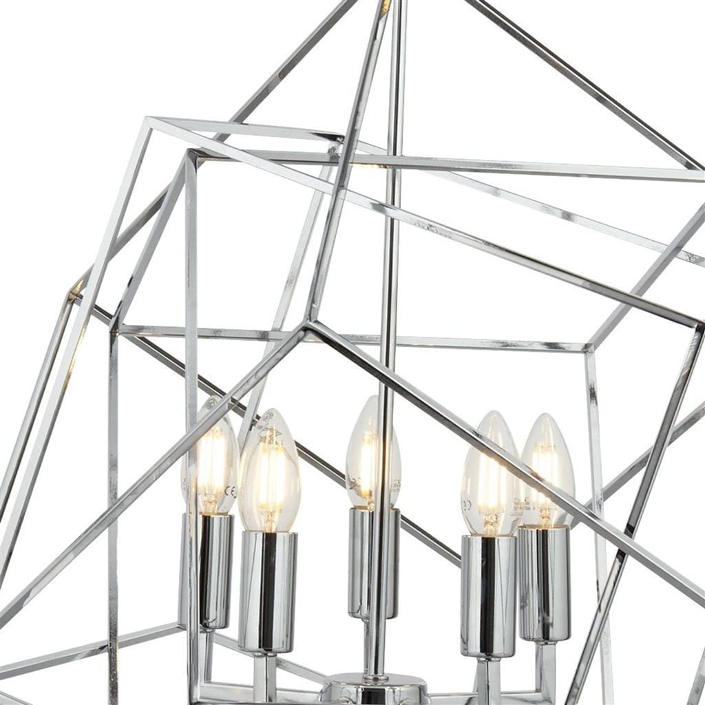 Lampa wisząca Cube 5-punktowa w chromowanej oprawie, z geometrycznym, metalowym stelażem. Widoczne pięć żarówek w formie płomienia, umieszczonych na cylindrycznych podstawach. Ujęcie z bliska na detale konstrukcji.