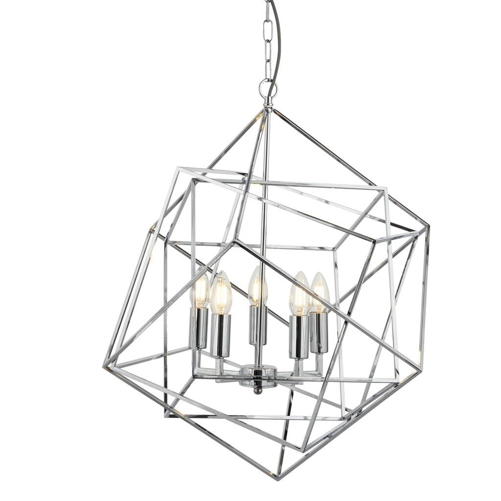 Lampa wisząca Cube, pięciopunktowa, w chromowanej obudowie. Geometryczna forma z metalowych prętów, z widocznymi żarówkami w kształcie świec. Ujęcie z góry, zawieszona na łańcuchu, na jasnym tle.