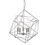 Lampa wisząca Cube, pięciopunktowa, w chromowanej obudowie. Geometryczna forma z metalowych prętów, z widocznymi żarówkami w kształcie świec. Ujęcie z góry, zawieszona na łańcuchu, na jasnym tle.