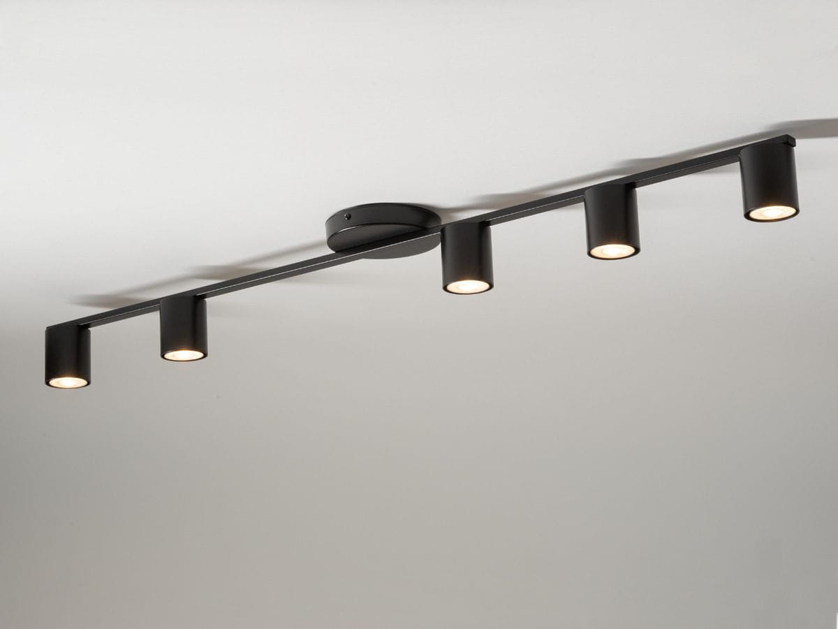 Lampa sufitowa Sky 5-punktowa w kolorze czarnym, z pięcioma okrągłymi oprawami na końcu poziomej belki. Ujęcie z dołu, montowana do sufitu, z wyraźnymi źródłami światła. Prosta, nowoczesna konstrukcja, idealna do oświetlenia wnętrz.