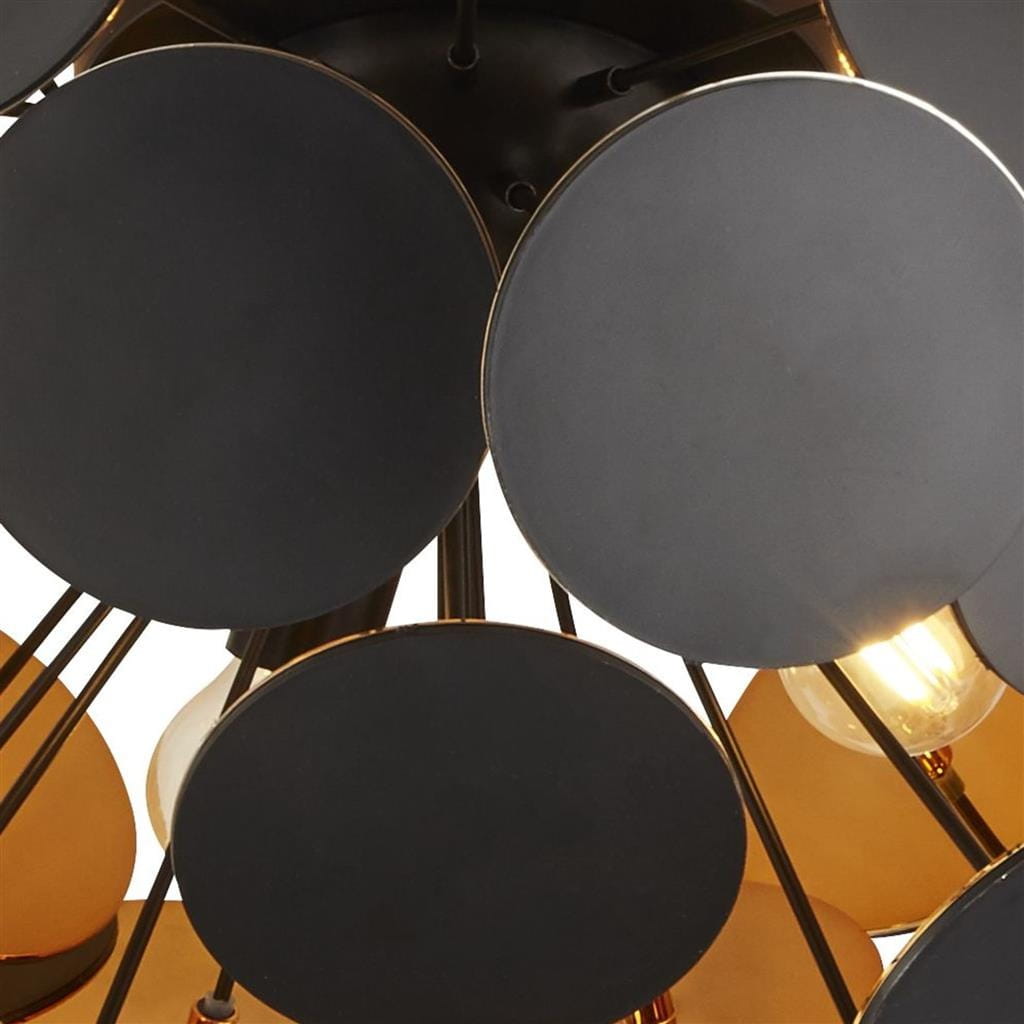 Czarna lampa sufitowa 3-punktowa Discus z okrągłymi kloszami. Widok z dołu, ukazujący czarne, matowe panele i żarówki w złotych oprawach. Metalowa konstrukcja z wyeksponowanymi elementami mocującymi.