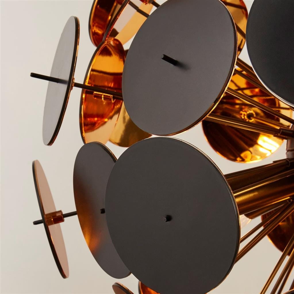 Lampa wisząca Discus 6-punktowa w kolorze czarnym, z okrągłymi kloszami w matowej i błyszczącej formie. Widok z dołu, ukazujący detale konstrukcji i różne tekstury, umieszczona na tle neutralnym.