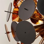 Lampa wisząca Discus 6-punktowa w kolorze czarnym, z okrągłymi kloszami w matowej i błyszczącej formie. Widok z dołu, ukazujący detale konstrukcji i różne tekstury, umieszczona na tle neutralnym.