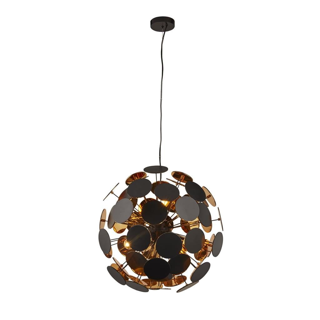 Lampa wisząca Discus 6-punktowa w kolorze czarnym, o okrągłym kształcie, z metalowymi elementami w kolorze złotym. Zawieszona na cienkim kablu, z widocznymi źródłami światła wewnątrz, tworzy efektowną aranżację świetlną. Tło białe.