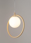 Lampa wisząca Aqua 1-punktowa, złota. Okrągła, metalowa konstrukcja z białym, matowym kloszem w kształcie kuli. Wisi na przezroczystym kablu, w prostym, neutralnym tle.