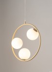 Lampa wisząca Aqua 3-punktowa w kolorze złotym z trzema białymi, okrągłymi kloszami umieszczonymi w metalowym pierścieniu. Wywieszona na przezroczystym przewodzie, z widocznym mocowaniem na górze. Tło w neutralnym kolorze.
