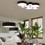 Lampa sufitowa Arena 45, czarna, 3-punktowa, z okrągłymi kloszami. Ujęcie z góry, pokazujące zestaw lamp na suficie. W tle widoczne rośliny doniczkowe oraz jasne okna. Klosze emitują miękkie światło, tworząc nowoczesną aranżację wnętrza.