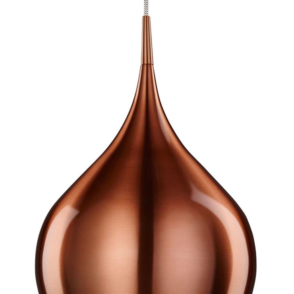 Lampa wisząca Vibrant D26 w kształcie kropli, w kolorze różowym. Wykonana z metalowego materiału o matowej fakturze. Ujęcie z bliska, pokazujące detal kształtu i wykończenia. Dobrze widoczny element montażowy u góry.