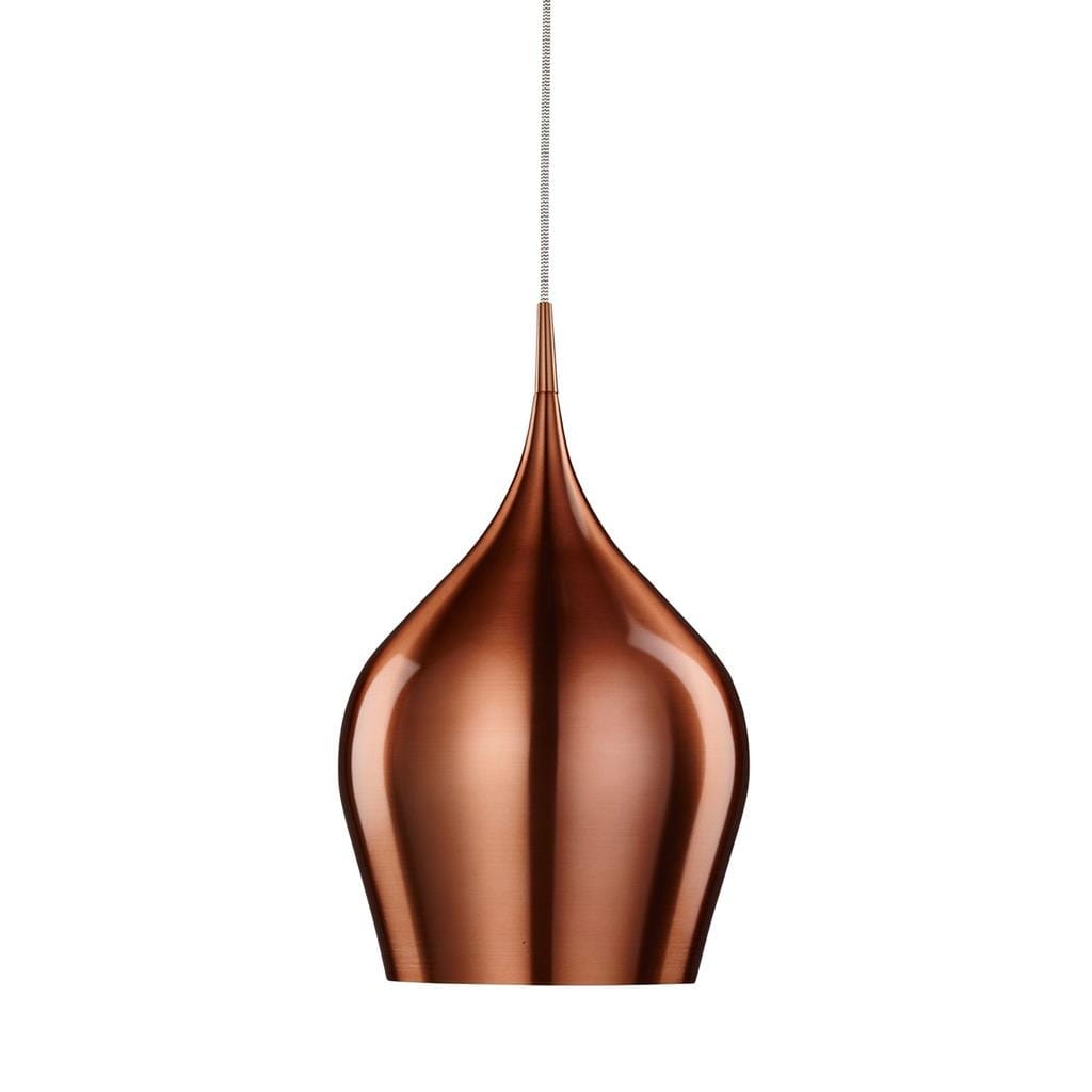 Lampa wisząca Vibrant D26 w kolorze różowym, o kształcie kropli, wykonana z metalowego materiału, z długim przewodem. Ujęcie frontalne, wisząca, na jednolitym tle.