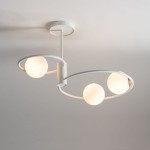 Aqua lampa wisząca 3-punktowa w białym kolorze z okrągłymi, matowymi kloszami oraz złotymi akcentami. Produkt zamontowany pod sufitem, z trzema źródłami światła w efektownym, nowoczesnym designie.