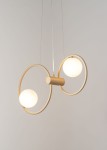 Lampa wisząca Aqua 2-punktowa w złotym kolorze, z dwiema białymi, okrągłymi kulami na minimalistycznych okręgach. Produkt zawieszony na cienkim, przezroczystym przewodzie, na jasnym tle.