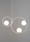 Lampa wisząca Aqua 3-punktowa w kolorze białym i złotym. Posiada trzy okrągłe klosze z mlecznego szkła umieszczone w dwóch metalowych pierścieniach. Ujęcie z dołu, wisząca, na jednolitym tle.