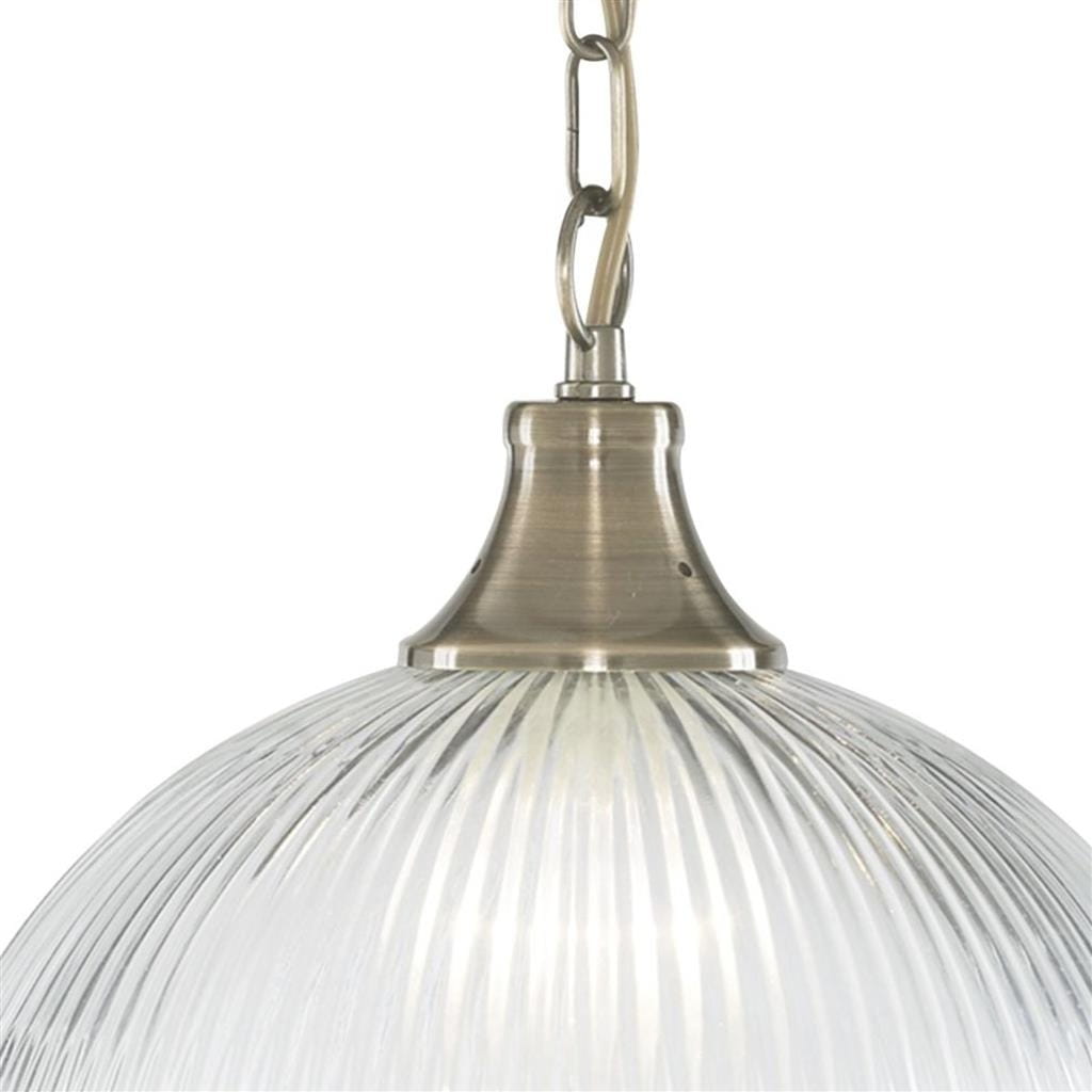 Lampa wisząca American Diner 1-punktowa w antycznym mosiądzu z przezroczystym, żłobkowanym kloszem. Klosz ma okrągły kształt, zawieszony na łańcuchu. Widoczny detal metalowego mocowania. Idealna do aranżacji wnętrz w stylu vintage.
