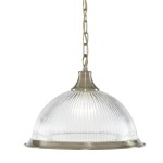Lampa wisząca American Diner 1-punktowa, wykonana z antycznego mosiądzu. Szklany klosz o zaokrąglonym kształcie z wyraźnymi żłobieniami, zawieszona na metalowym łańcuchu. Idealna do stylowych wnętrz.