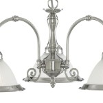 Lampa wisząca American Diner, 3-punktowa, w kolorze satynowego srebra. Posiada elegancką, metalową konstrukcję oraz trzy klosze z białego, teksturowanego szkła. Ujęcie frontalne, z widocznymi dekoracyjnymi detalami na ramionach oraz centralnym elemencie.