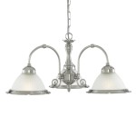 Lampa wisząca American Diner w satynowym srebrze, z trzema kloszami w kształcie misek z białego szkła. Klosze mają teksturowaną powierzchnię, a całość zawieszona jest na łańcuchu, z eleganckimi detalami w centralnej części.