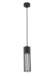 Lampa wisząca Fobia 1-punktowa w kolorze czarnym, o cylindrycznym kształcie z metalowymi, poziomymi szczelinami. Ujęcie z przodu, zawieszona na cienkim przewodzie, z widocznym źródłem światła w środku. Proste tło, podkreślające minimalistyczny design.