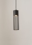 Lampa wisząca Fobia w kolorze czarnym z metalową, szczelinową osłoną, zawieszona na cienkim przewodzie. Prosta, cylindryczna forma z widoczną oprawą świetlną wewnątrz. Ujęcie frontalne, na jednolitym tle.
