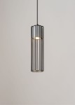 Lampa wisząca Fobia 1-punktowa w kolorze czarnym i srebrnym, o cylindrycznym kształcie z metalowymi paskami. Zawieszona na cienkim kablu, z widocznym źródłem światła w środku. Tło jasne, jednolite.
