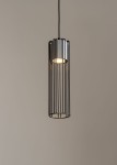 Lampa wisząca Fobia 1-punktowa w kolorze czarnym i srebrnym, o cylindrycznym kształcie z metalowymi szczelinami. Zawieszona na czarnym przewodzie, ukazuje źródło światła w górnej części. Tło w neutralnym odcieniu.