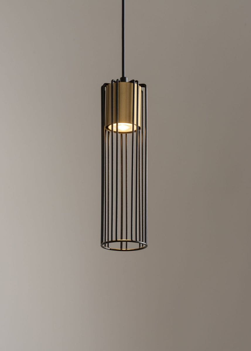 Lampa wisząca Fobia 1-punktowa w kolorze czarnym i złotym. Owalny klosz z metalowych prętów w kształcie cylindrycznym, zawieszony na cienkim przewodzie. Źródło światła widoczne wewnątrz, na jednolitym tle.
