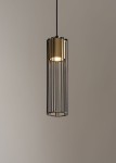 Lampa wisząca Fobia 1-punktowa w kolorze czarnym i złotym. Owalny klosz z metalowych prętów w kształcie cylindrycznym, zawieszony na cienkim przewodzie. Źródło światła widoczne wewnątrz, na jednolitym tle.