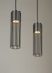 Lampa wisząca Fobia 2-punktowa w kolorze czarnym i srebrnym, składająca się z dwóch cylindrycznych kloszy z metalowymi prętami. Ujęcie frontalne, zawieszona na długim kablu, z widocznym źródłem światła w każdej oprawie. Tło w jasnym odcieniu.