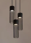 Lampa wisząca Fobia 3-punktowa w kolorze czarnym, składająca się z trzech cylindrycznych kloszy z metalowymi prętami, zawieszonych na długich linkach. Klosze emitują światło z góry, a ich minimalistyczny design nadaje nowoczesny charakter.